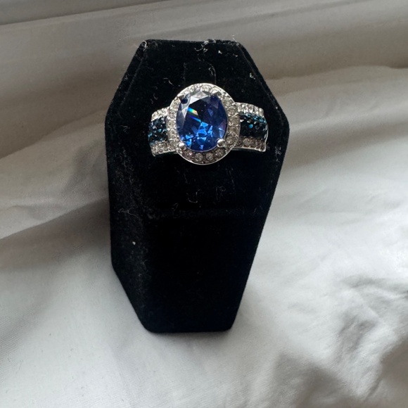 GLAMOUR ENGAGEMENT RING SIZE 6 - Picture 4 of 5